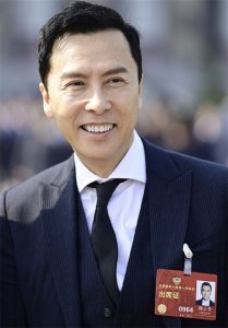 ​甄子丹政协委员(甄子丹首任政协委员深感荣幸，现身北京参加两会)