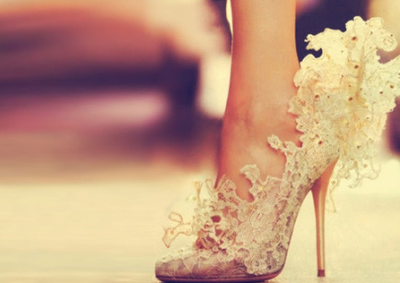 ​鞋前面挤脚怎么撑最快办法（新鞋子两边挤脚怎么办小妙招）