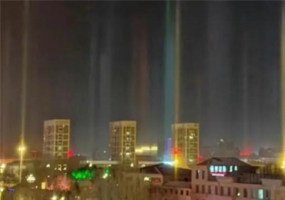 ​内蒙古多地夜空现大面积七彩光柱：酷似“光剑” 照亮夜空