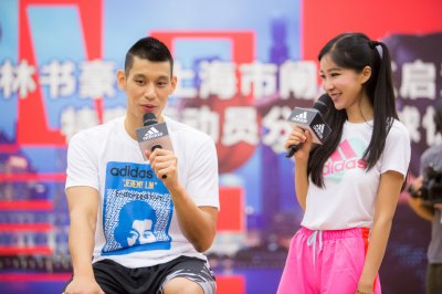 ​新浪nba直播主持人——周玲安