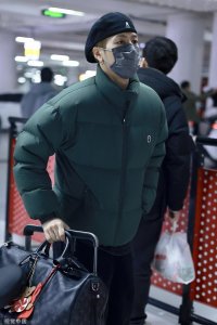 ​王嘉尔现身机场 身穿绿色棉袄搭配黑色短裤露出小腿
