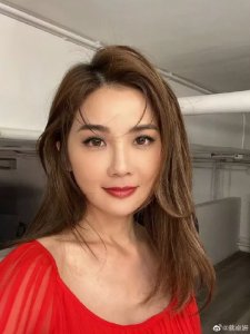 ​蔡卓妍身穿红衣超美自拍，露出绝美天鹅颈