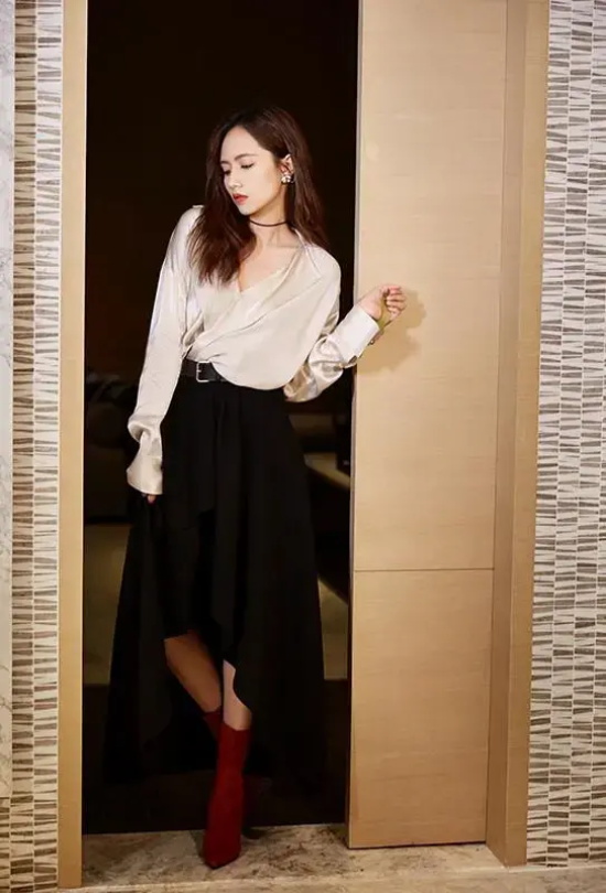 刘惜君精致优雅锁骨吸睛写真曝光，