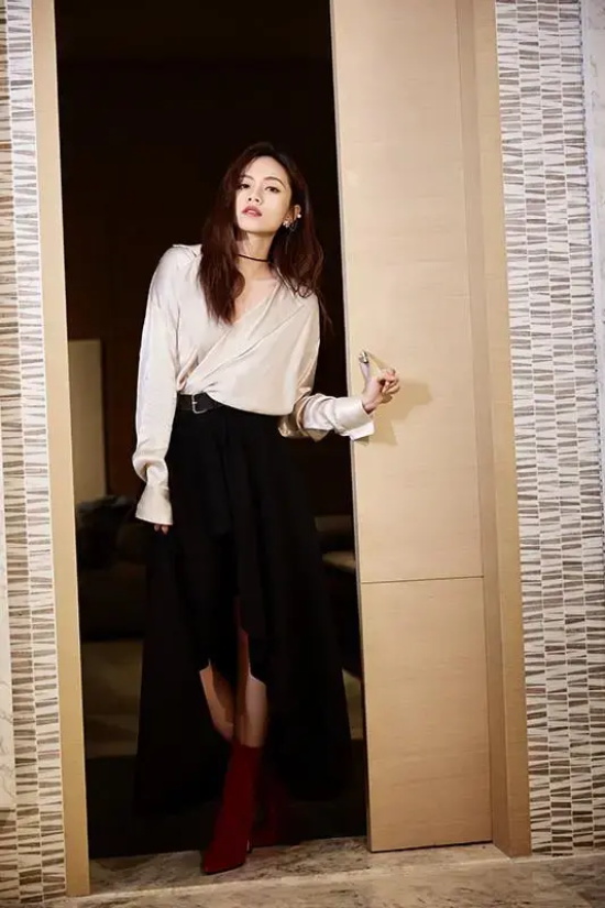 刘惜君精致优雅锁骨吸睛写真曝光，