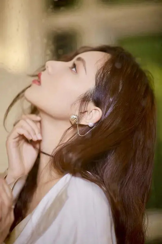 刘惜君精致优雅锁骨吸睛写真曝光，