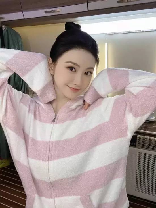 景甜对镜自拍写真，甜美笔芯超可爱