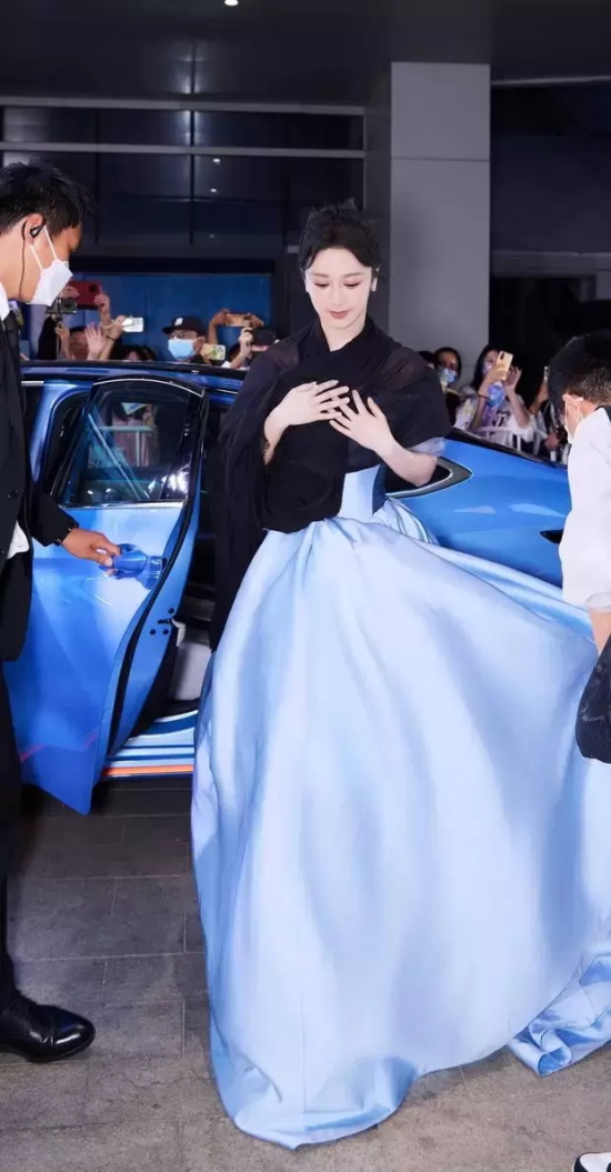 杨紫穿海蓝色抹胸礼裙写真，温柔甜美大秀肩颈线 