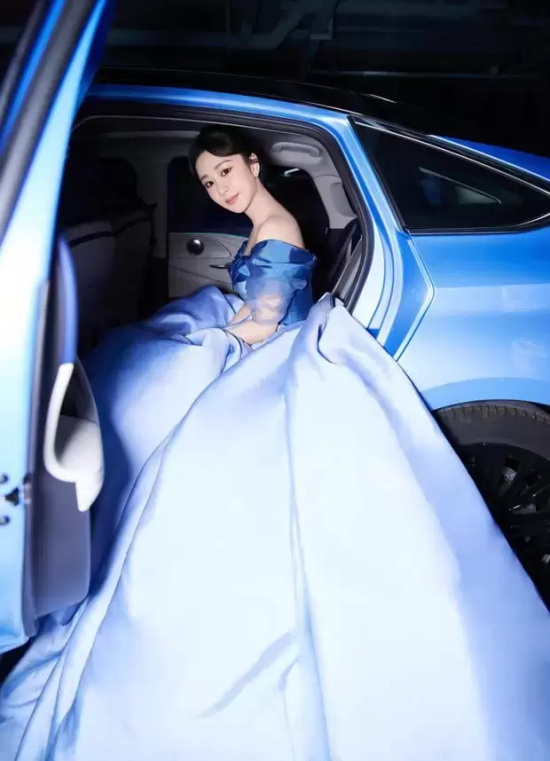 杨紫穿海蓝色抹胸礼裙写真，温柔甜美大秀肩颈线 