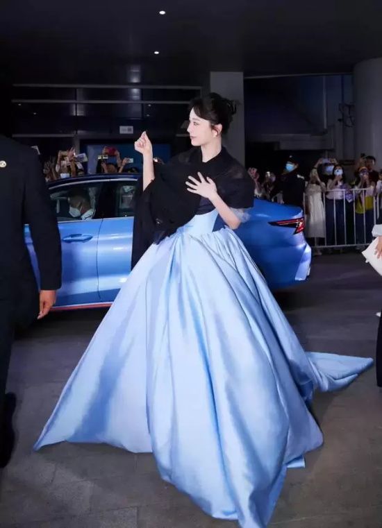 杨紫穿海蓝色抹胸礼裙写真，温柔甜美大秀肩颈线 