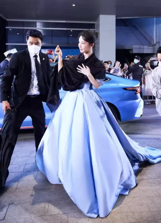 杨紫穿海蓝色抹胸礼裙写真，温柔甜美大秀肩颈线 