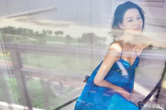 香港女星胡杏儿孔雀蓝长裙的美艳写真合集