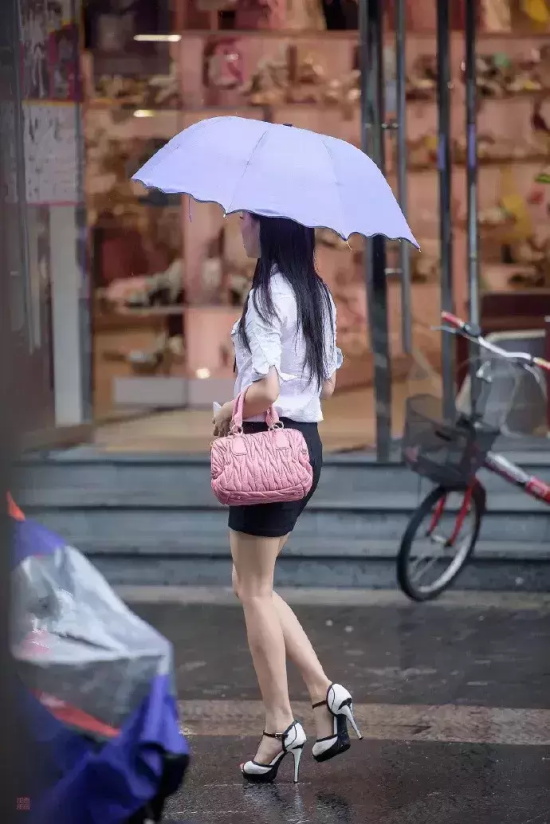 女生唯美搭配高清街拍（气质高跟鞋美女街拍美图）