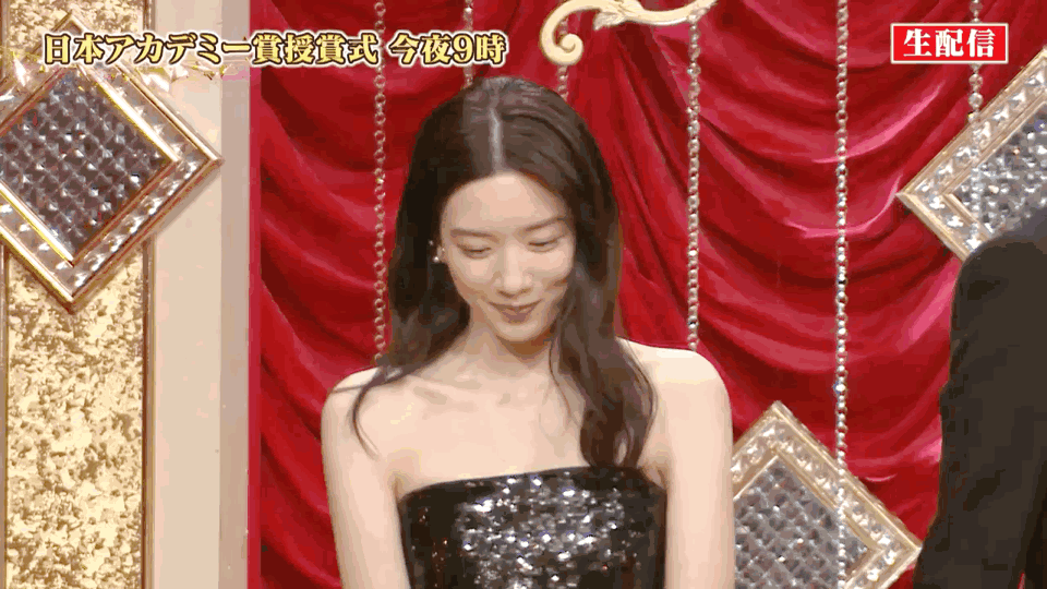 日系女神永野芽郁，端庄大气中的妩媚，越看越撩人