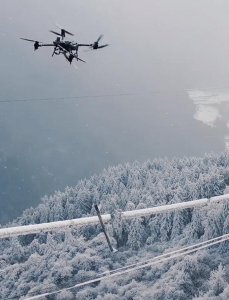 ​小飞棍来喽！成都电力工人动用无人机除高压线积雪：极其解压