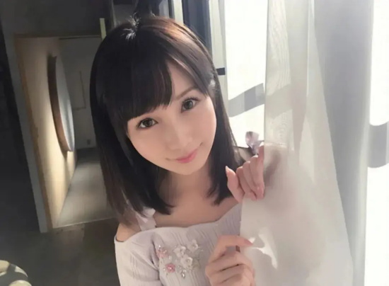 敢直接素颜开播的小岛南写真分享，暗黑界的可爱教主！