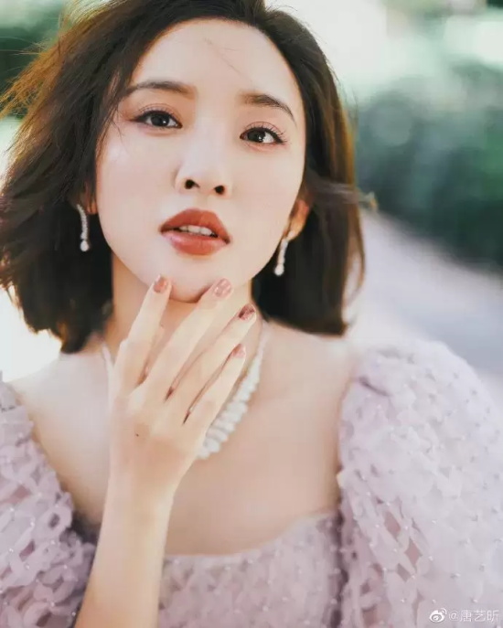 唐艺昕舞台造型写真（唐艺昕最新照片大全）