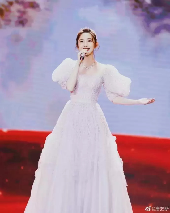 唐艺昕舞台造型写真（唐艺昕最新照片大全）