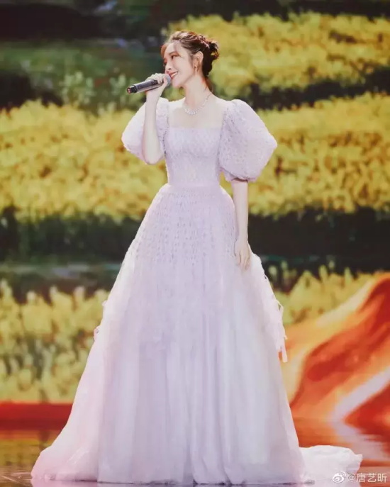 唐艺昕舞台造型写真（唐艺昕最新照片大全）