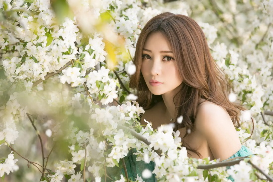 柳岩:曲线超迷人的写真图集