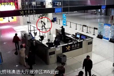 ​女子身绑30部iPhone、20部三星入境 检查时疯狂逃跑