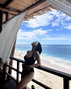 ​小S晒海边度假照身材凹凸有致 称45岁有肉才性感