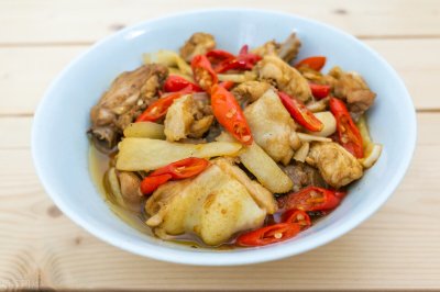 ​健身白水煮鸡胸肉做法（白水煮鸡胸肉煮几分钟比较嫩）