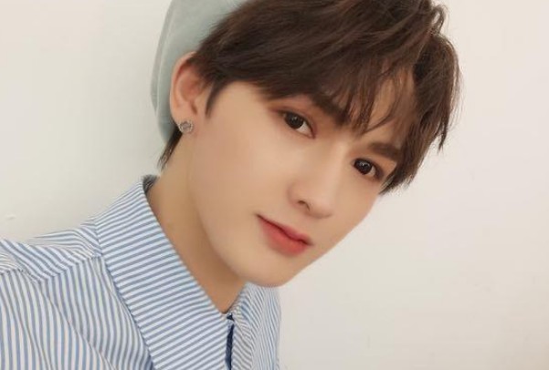 朱正廷的女朋友吻照片 朱正廷晒同款狗狗地板互动回应