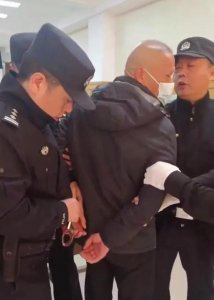 ​贩毒案嫌犯偷偷跑到法院旁听，当场被抓！