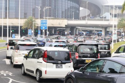 ​超100万人次！港珠澳大桥现“春运式”景象