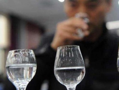 ​喝白酒时吃什么不容易醉 喝酒前必须吃东西