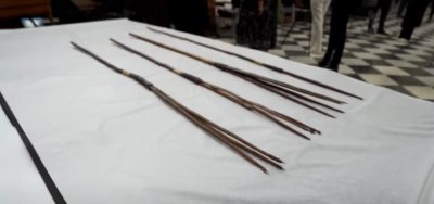 ​无语！英国归还从澳大利亚掠夺的土著长矛：抢走40多根，仅还了4根