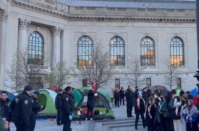 ​美国警察身着防暴装备冲进耶鲁大学，47名抗议者被戴上手铐拉走