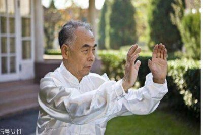 ​晨练有什么好处呢 晨练前需要吃东西吗