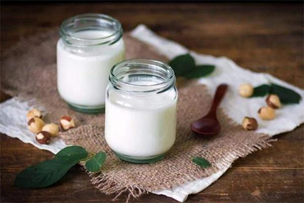 喝酸奶放屁多是好是坏 喝酸奶放屁多怎么回事 喝酸奶放屁多是好是坏 喝酸奶放屁多怎么回事