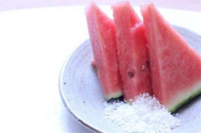 ​西瓜沾盐吃治口腔溃疡吗 西瓜蘸盐吃的功效