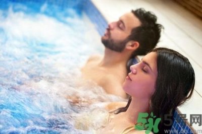 ​来月经能泡温泉吗？来月经塞棉条可以泡温泉吗？