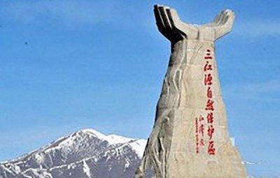 ​三江源地处青藏高原腹地是黄河长江（三江源中的三江指的是澜沧江长江黄河）