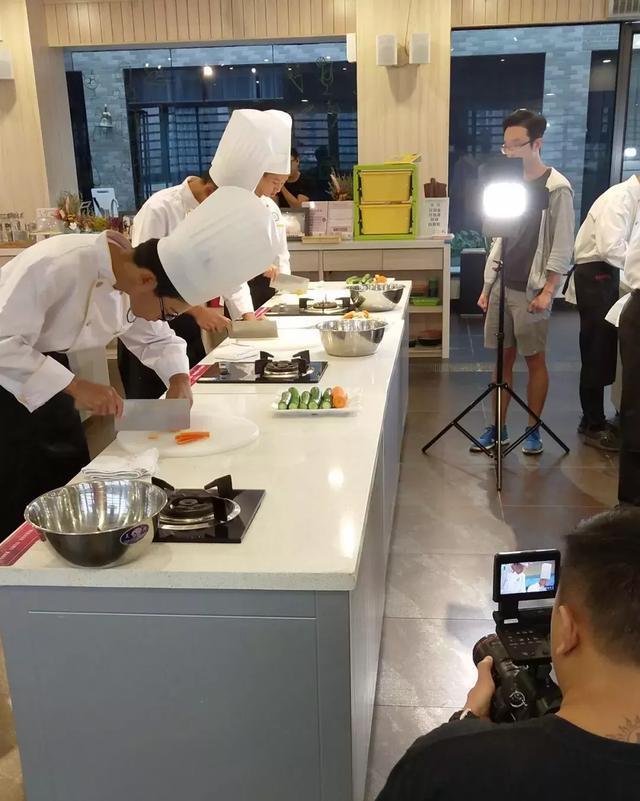 香港TVB《阿爷厨房》节目组来“世界美食之都”拍摄取景