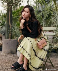 ​30岁以上的女人，需要备齐这“3外套2裙2裤”，百搭不挑人又洋气