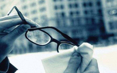 ​眼镜脏了都找眼镜布，这才不是清洁眼镜的好方法，这一招才管用