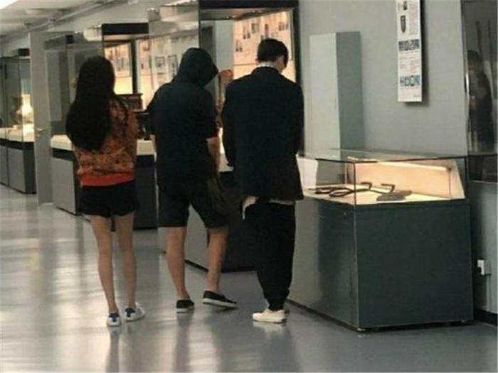 邓伦杨幂合体，录制《上新了故宫》，网友：两人不在同一个季节