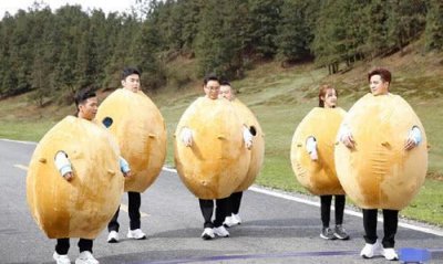 ​迪丽热巴为融入“男人帮”有多拼？穿特制衣服引争议，网友：过分