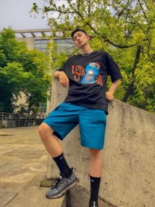 ​会打扮的男人，夏天用这几款T恤就能穿出高级感，简约帅气不挑人