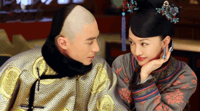 《如懿传》嘉妃侍寝当晚，肚兜却被凌云彻偷走，却被逮个现形