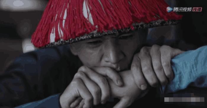 《如懿传》嘉妃侍寝当晚，肚兜却被凌云彻偷走，却被逮个现形