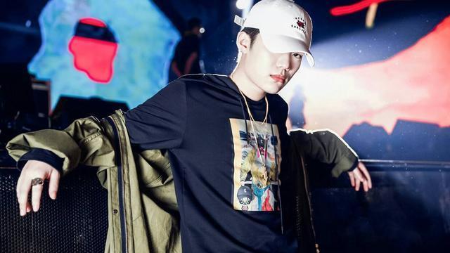 李小璐又一次删掉结婚背景照，贾乃亮已经尽力，网友：婚姻彻底凉