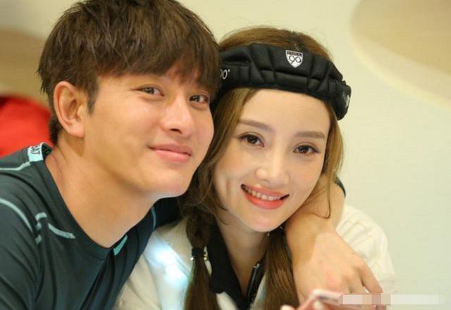 李小璐又一次删掉结婚背景照，贾乃亮已经尽力，网友：婚姻彻底凉