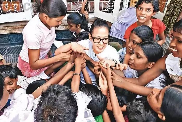 49岁刘若英变身“家庭主妇”，煮饭、带娃、唱歌不耽误