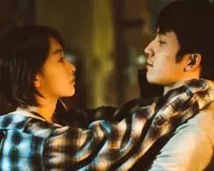 49岁刘若英变身“家庭主妇”，煮饭、带娃、唱歌不耽误