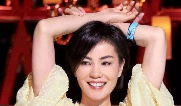 不老女神”俞飞鸿近照，网友：简直是王菲本人